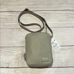 NWT Lululemon Easy Access Crossbody Raw Linen